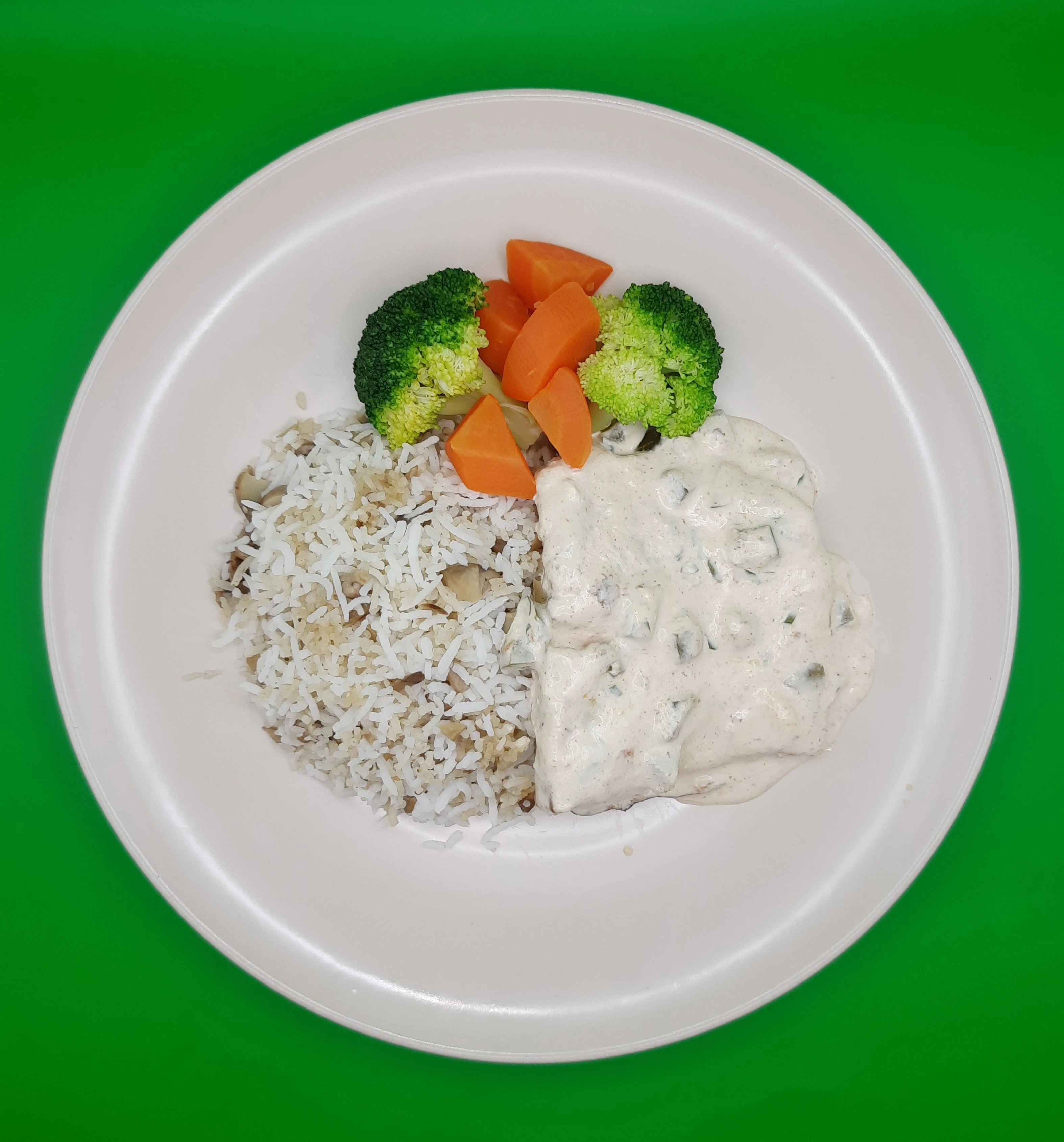 بيكاتا السلمون الكريمي مع أرز الفطر